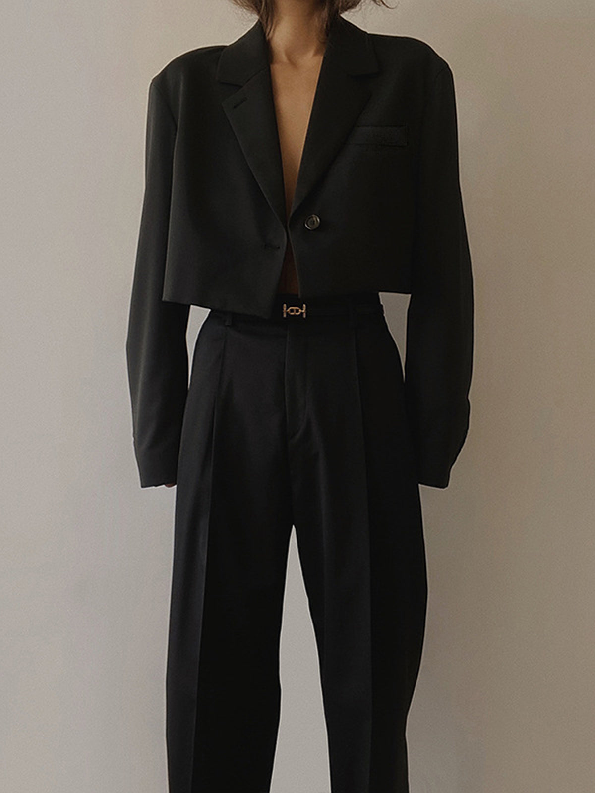 Chic Short Blazer with Long Sleeves in Woven Fabric