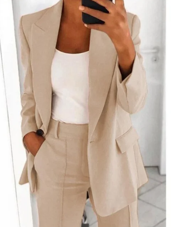 Casual Women's Suit with Relaxed Fit
