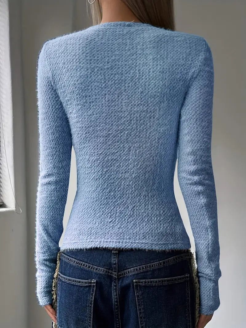 Round-neck knitted sweater with a minimalist design for women